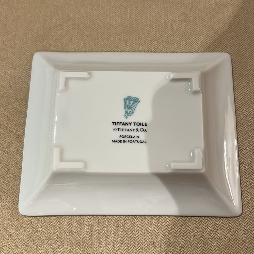 EXCLUSIVE TIFFANY & Co. NYC Flagship Toile Porcelain Trinket Tray - Picture 4 of 7